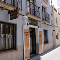 straat met hostal